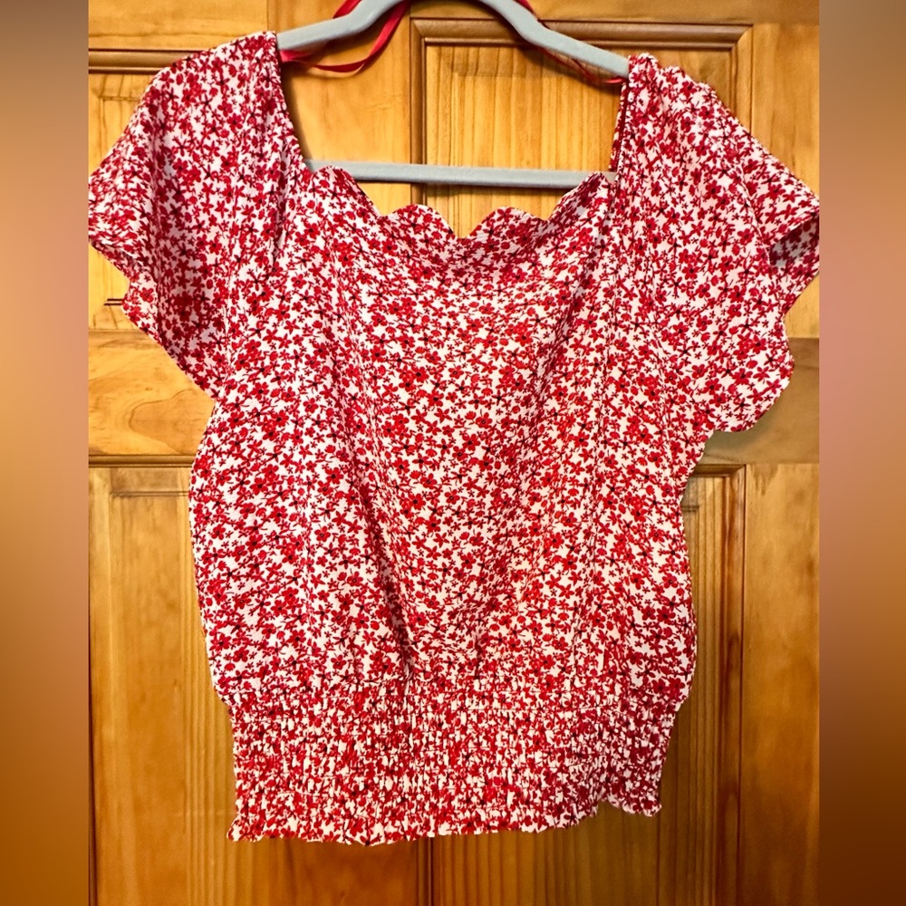 Monteau| L| Red Cropped Scalloped Blosue